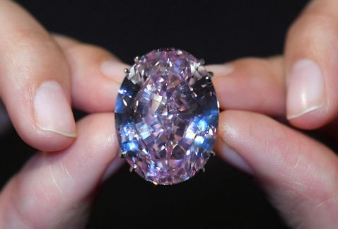 Diamante rosa rompe de récord al venderse en 71.2 mdd