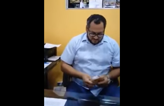 #Video Diputado de Tabasco entrega dinero a reporteros