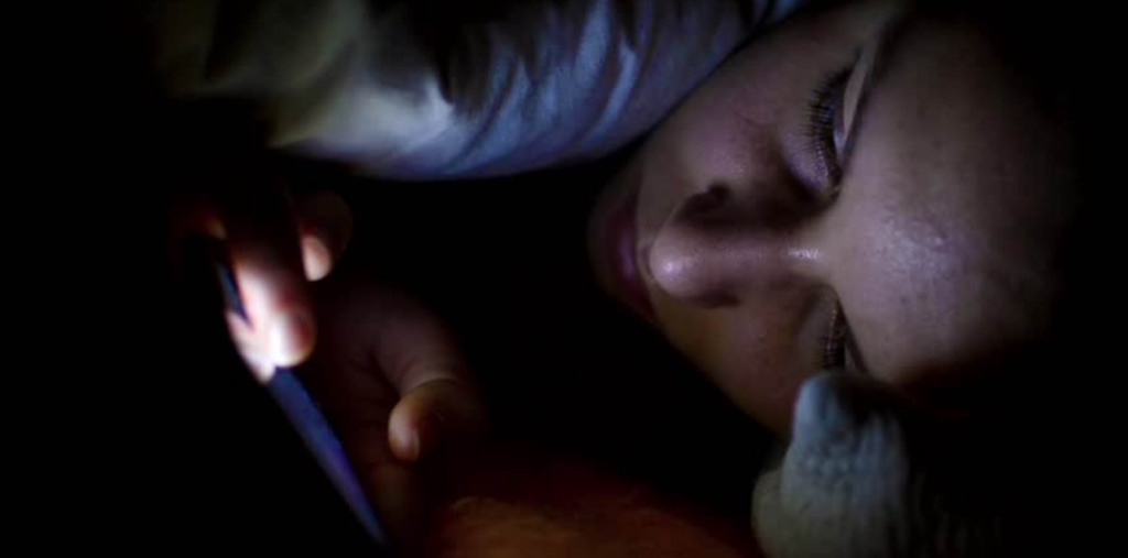 Utilizar dispositivos electrónicos antes de dormir daña la vista - dispositivos-electrónicos-1024x507