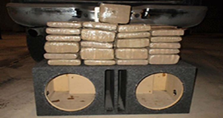Capturan a mujer que transportaba droga en las bocinas de su auto
