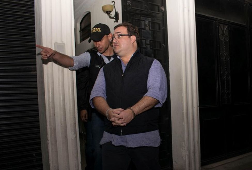 La sonrisa de Javier Duarte al ser detenido - duarte-guate