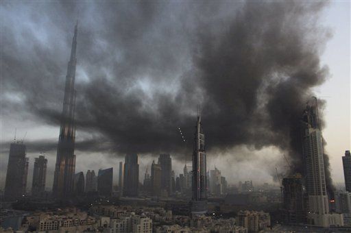 Incendio en construcción cubre de humo el centro de Dubai - dubai