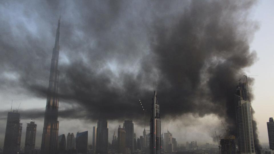 Incendio en construcción cubre de humo el centro de Dubai