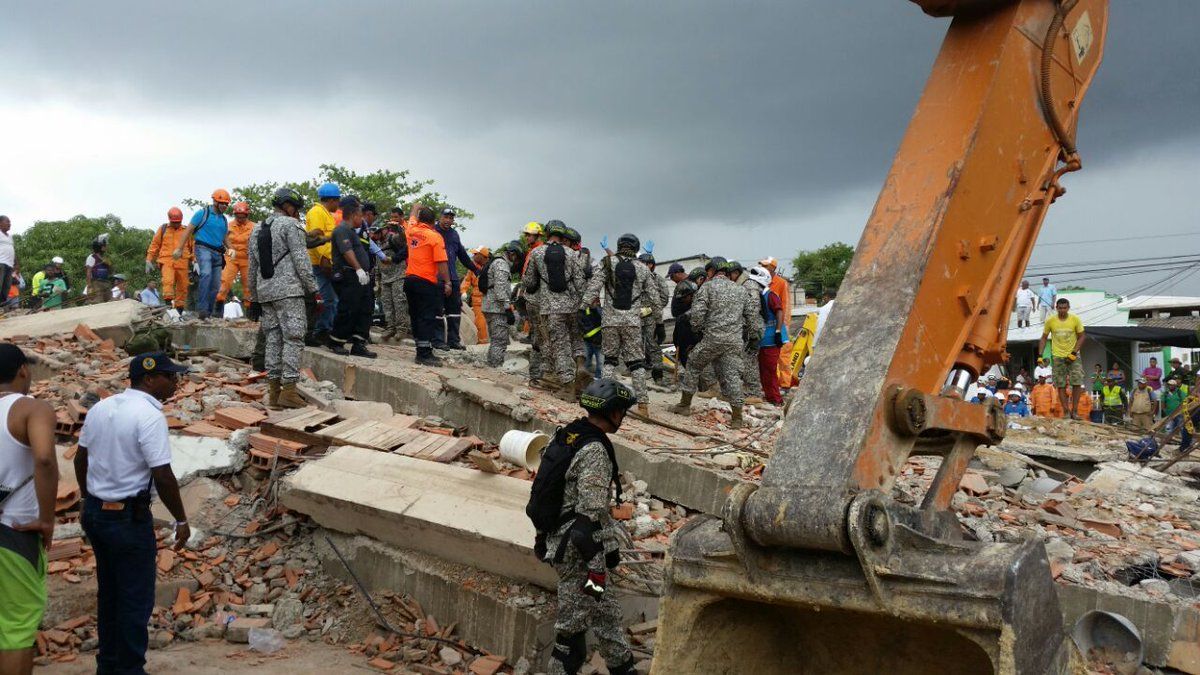 Van diez muertos por colapso de edificio en Colombia