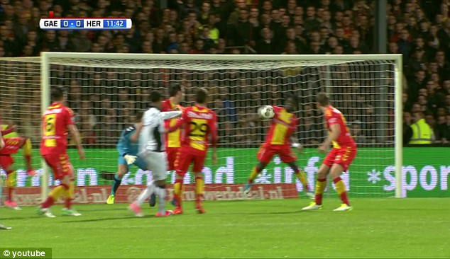 Jugador holandés es supendido un partido por no protestar lo suficiente - elvis-manu-mano