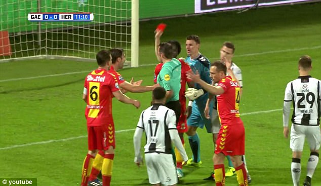 Jugador holandés es supendido un partido por no protestar lo suficiente - elvis-manu-roja