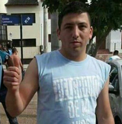 Aficionados lanzan a hombre desde la grada - emanuel-balbo