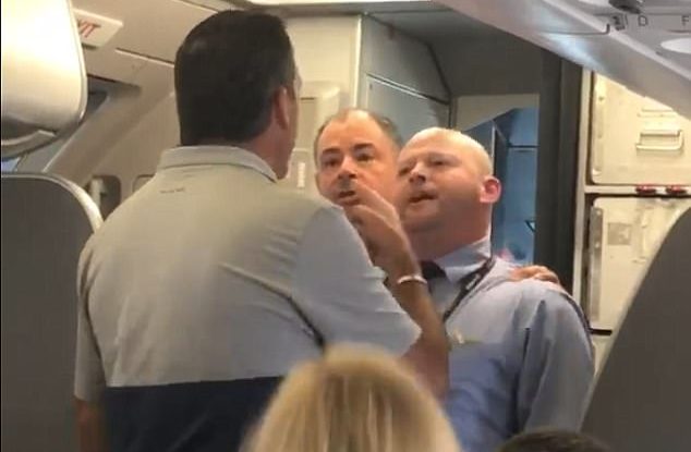 #Video Empleado de American Airlines reta a pasajero a pelear