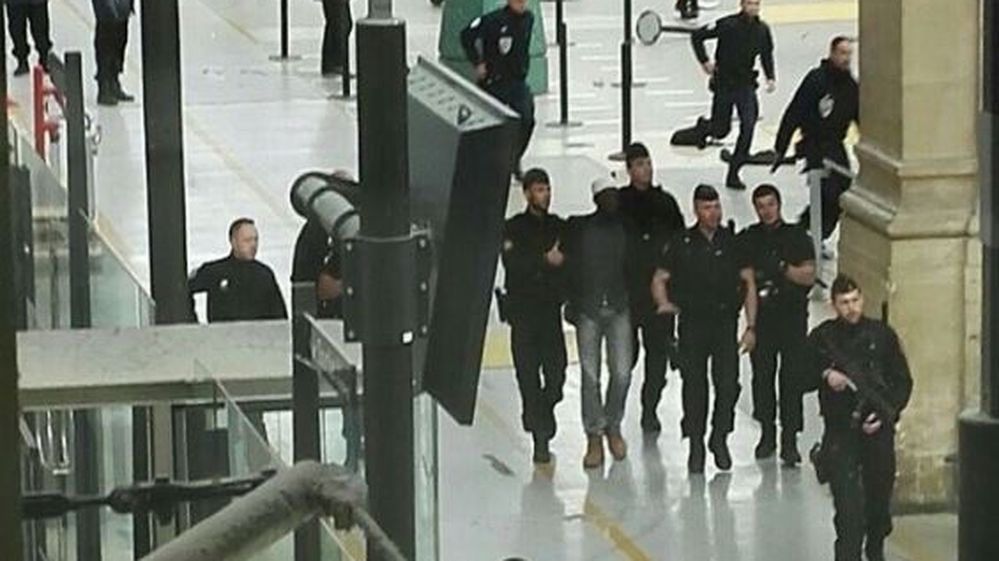 #Video Detienen a hombre armado con cuchillo en estación de tren en París