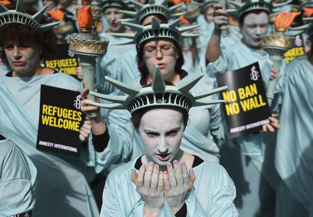 Estatuas de la Libertad protestan contra Trump en Londres