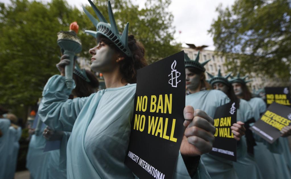 Estatuas de la Libertad protestan contra Trump en Londres - estatuas-4