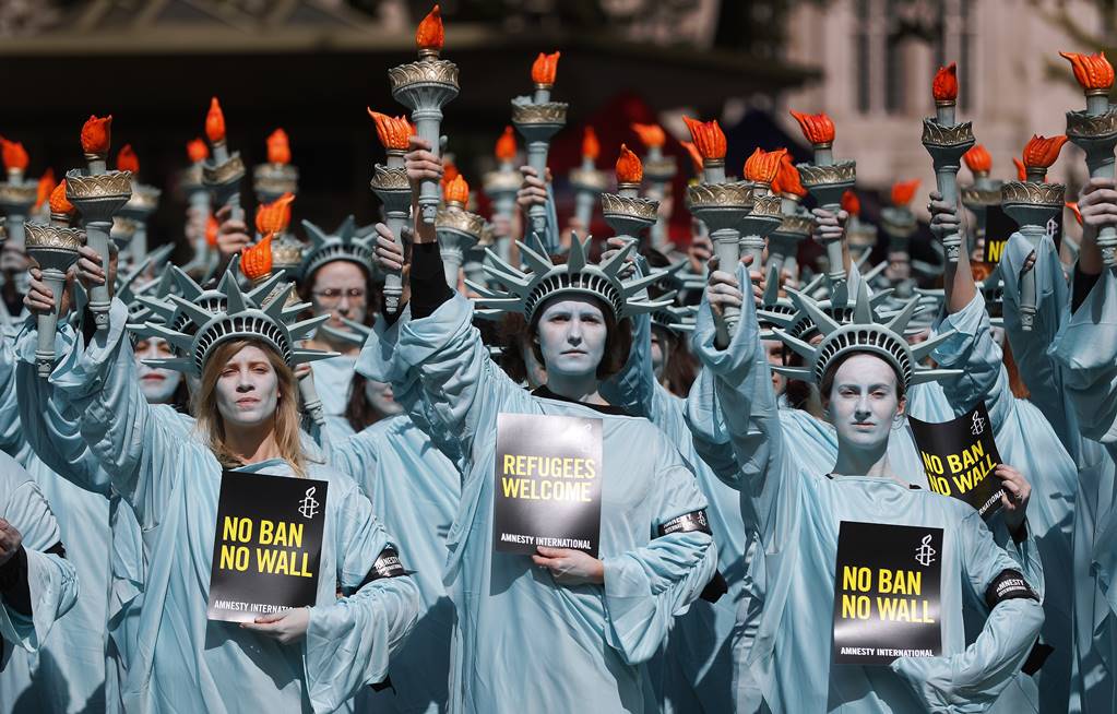 Estatuas de la Libertad protestan contra Trump en Londres - estatuas