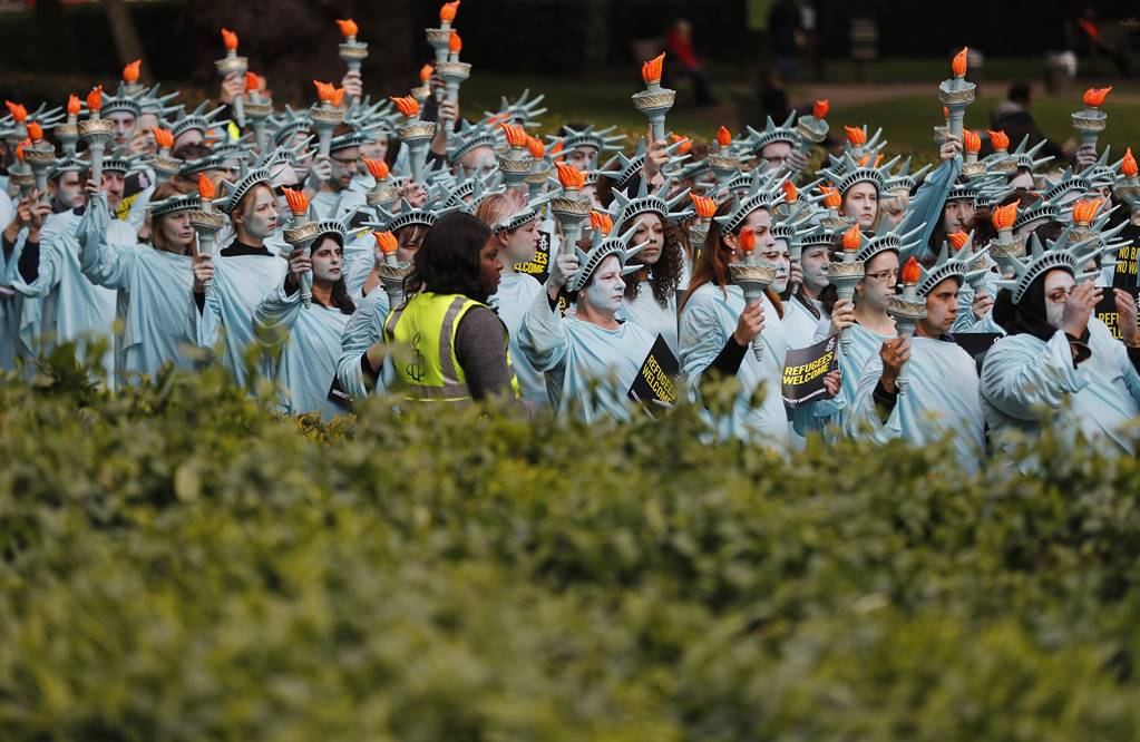 Estatuas de la Libertad protestan contra Trump en Londres - estatuas1