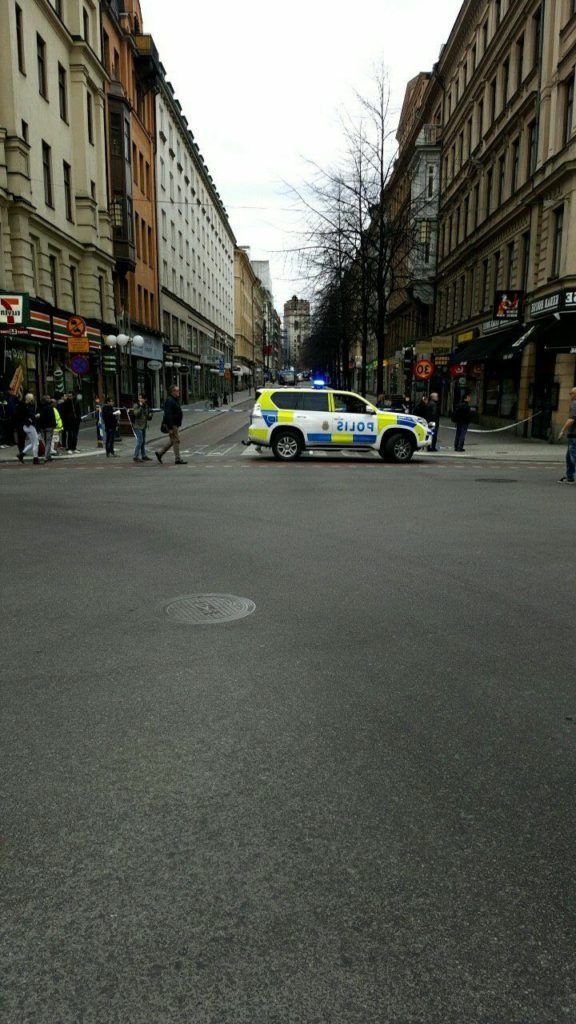 Atentado terrorista en Estocolmo deja al menos cinco muertos - estocolmo5-576x1024