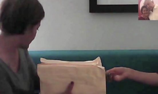 Filtran nuevo video de Eva Cadena recibiendo 10 mil dólares