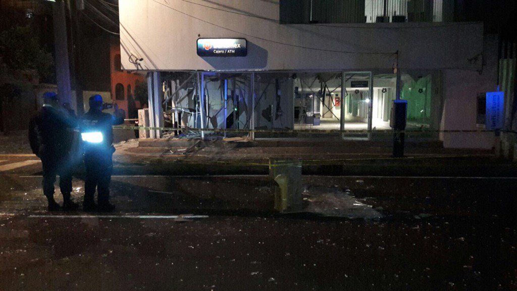 Investigan explosión en sucursal bancaria en Coyoacán Investigan explosión en sucursal bancaria en Coyoacán