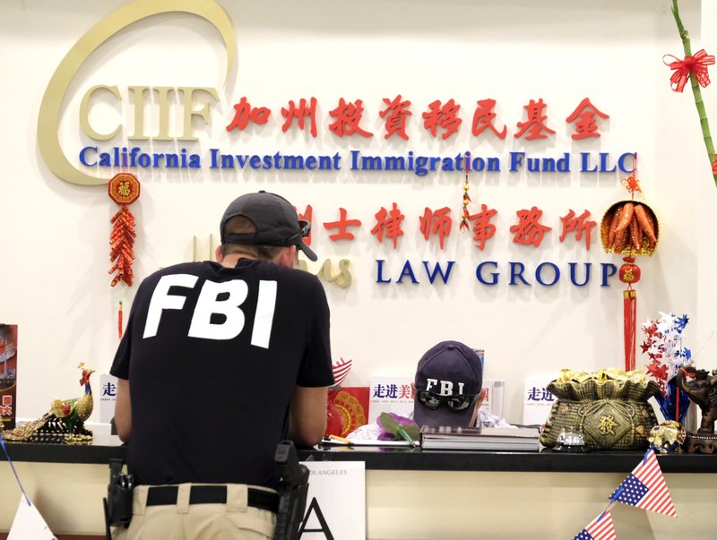 Registran oficina que expedía visas falsas en Los Ángeles - fbi