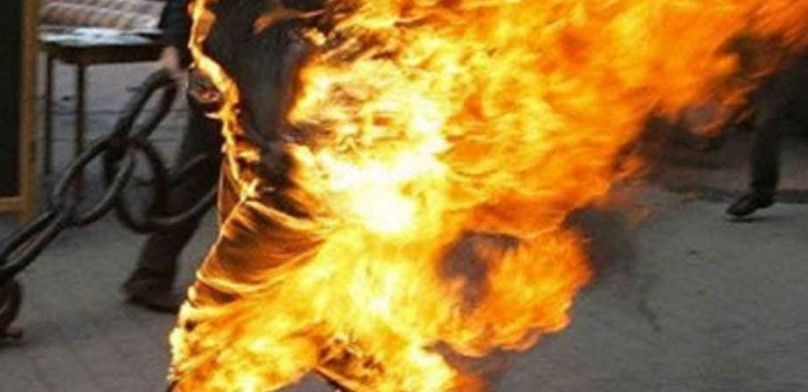 #VIDEO Ciclista prende fuego a árboles navideños en la San Rafael