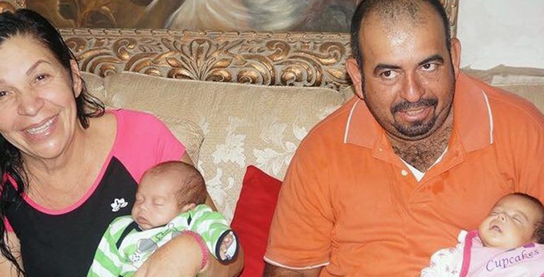 #Video Mujer de 58 años da a luz a gemelos