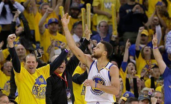 #Video Lanza pelota a la cara de su rival para no perder la posesión - golden-state