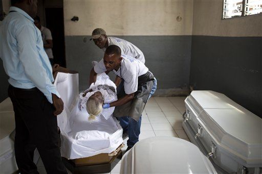 Haitianos se endeudan para pagar entierros - haiti-funeral3