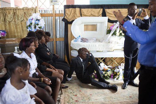 Haitianos se endeudan para pagar entierros - haiti-funeral4