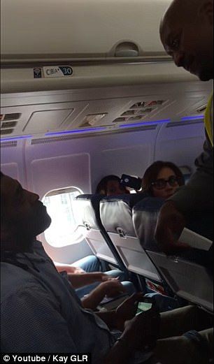 Bajan a pasajero de Delta Airlines por usar el baño - hamilton-2