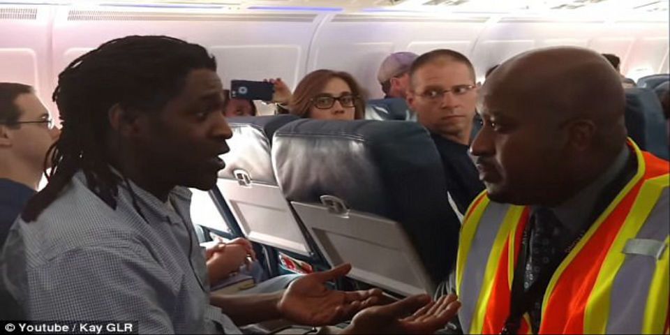 Bajan a pasajero de Delta Airlines por usar el baño