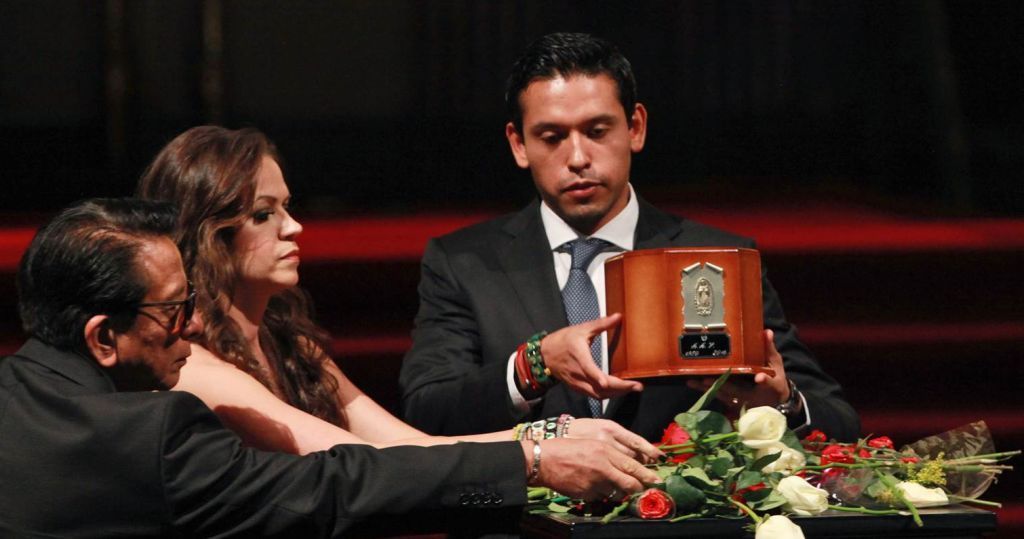 Hijo de Juan Gabriel dice estar triste por pleito legal con hermanos