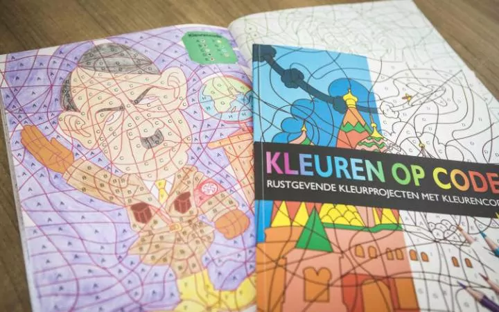 A la venta libro de colorear con imagen de Hitler