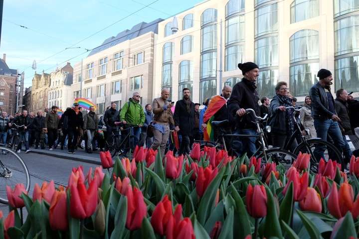 Hombres protestan tomados de la mano en calles de Holanda - holanda-3