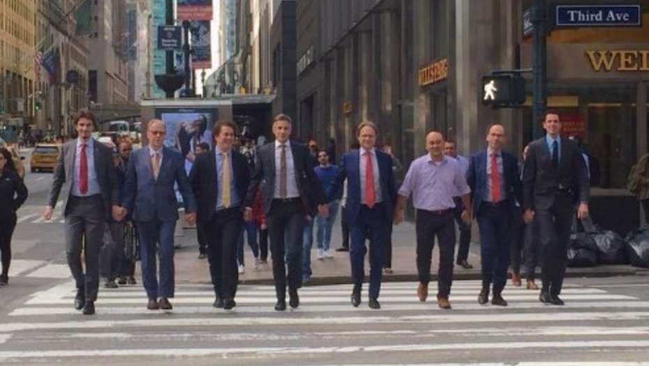 Hombres protestan tomados de la mano en calles de Holanda