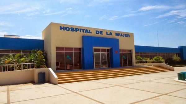 Asesinan a mujer frente a hospital en Sinaloa