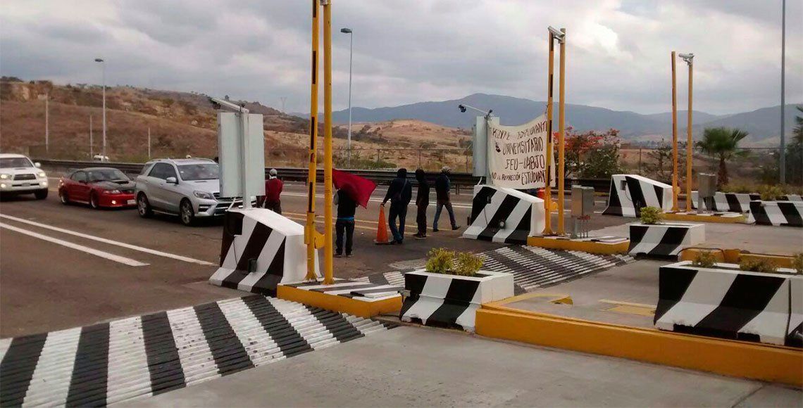Toman caseta de Huitzo para pedir cuota a conductores