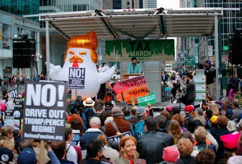Manifestantes exigen que Trump publique sus impuestos - imagenes-movilizaciones-Trump-visualizar-mensaje_MILIMA20170415_0317_11