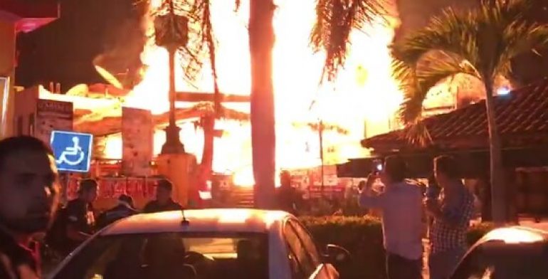 Incendio en bares de Ixtapa deja solo pérdidas materiales