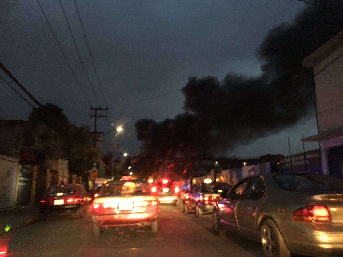 Incendio consume bodega de telas en Iztacalco