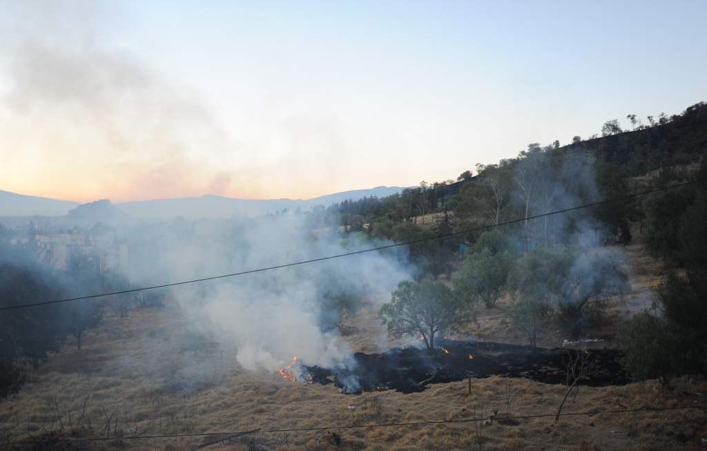 Controlan incendio de pastizales en Iztapalapa