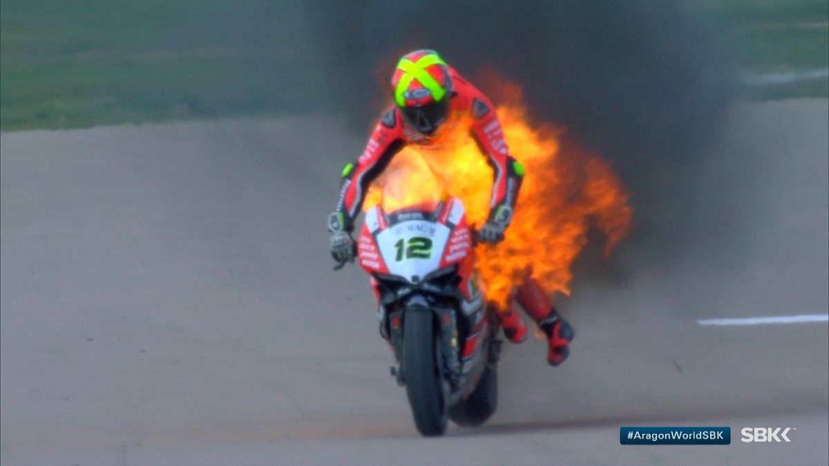 #Video Moto se incendia durante carrera