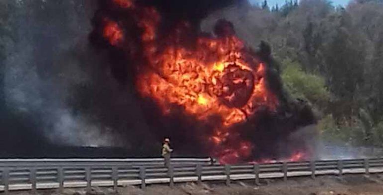 Pipa se incendia tras volcar en Autopista Siglo XXI - incendio-pipa-2