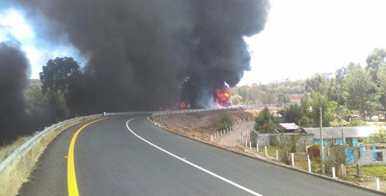 Pipa se incendia tras volcar en Autopista Siglo XXI - incendio-pipa
