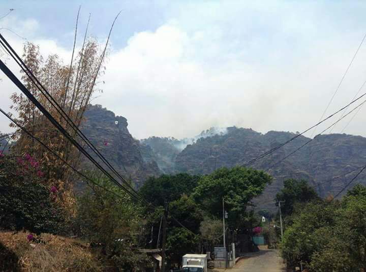 Permanece activo incendio en Tepoztlán