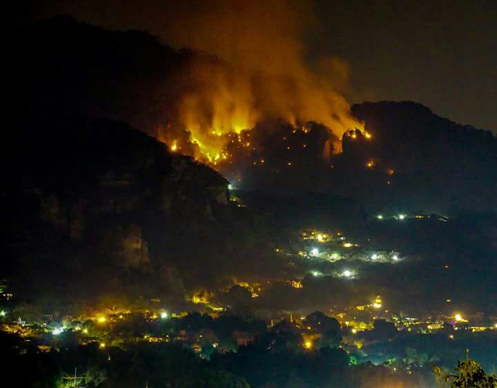 Permanece activo incendio en Tepoztlán - incendio-tepoztlan4