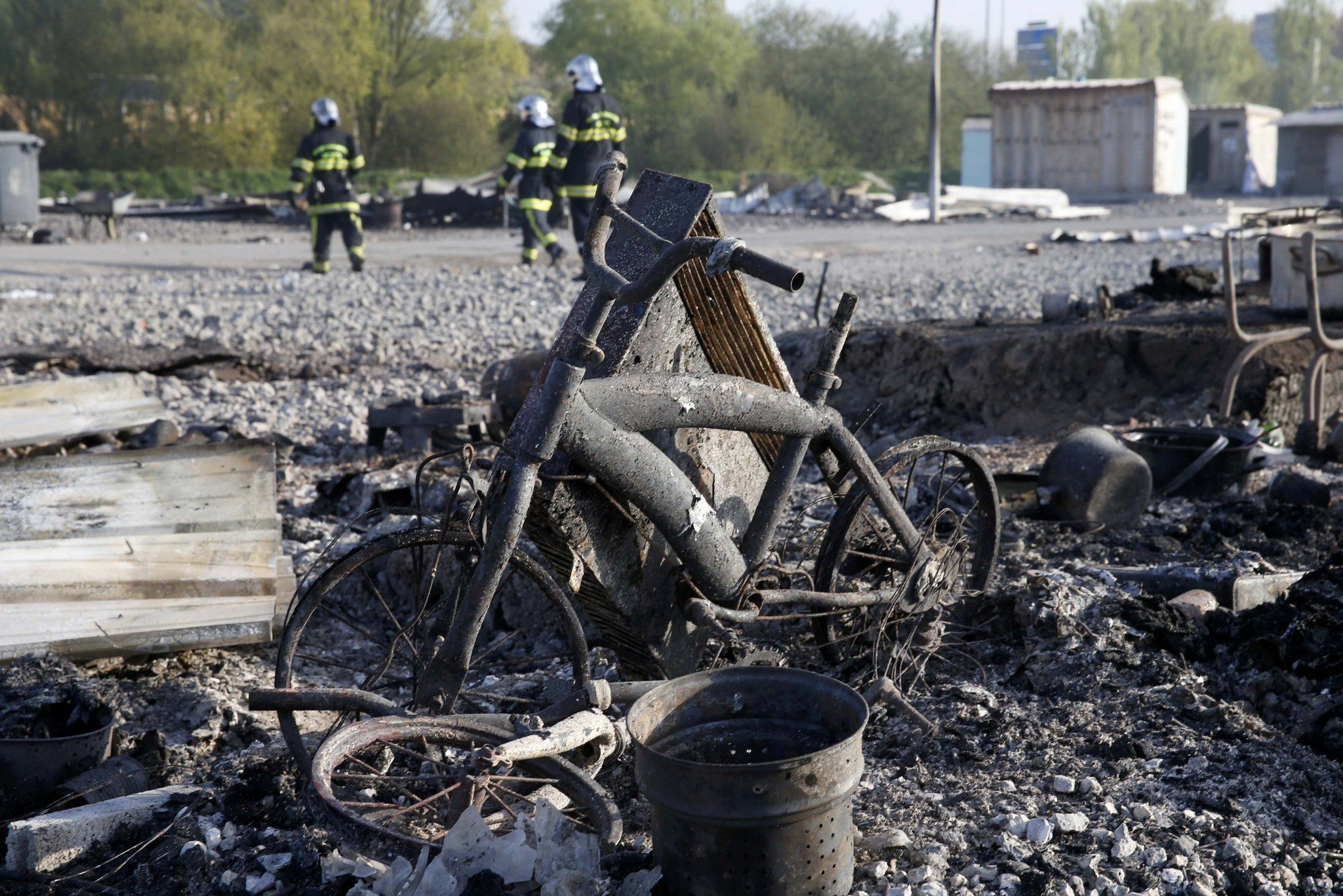 Incendio provocado por refugiados en Francia destruye campamento de migrantes - incendio2