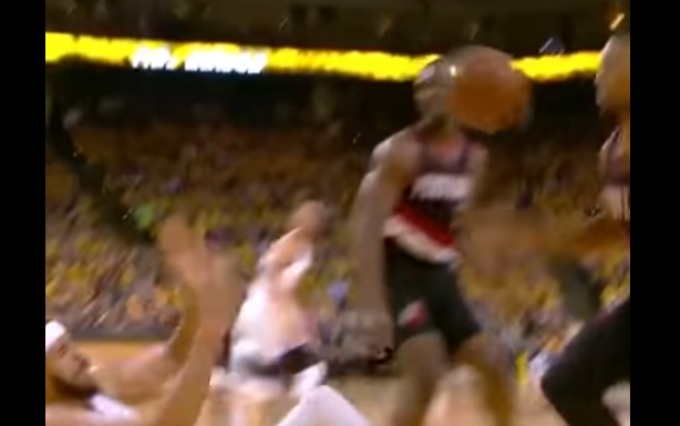 #Video Lanza pelota a la cara de su rival para no perder la posesión