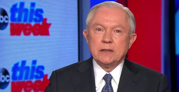 México pagará de algún modo por el muro: Trump - jeff-sessions