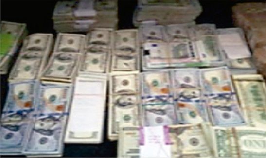 Detienen a dos sujetos con 11 mdp y euros en Polanco - jetta-polanco-dinero