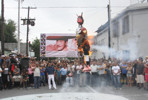 Queman a 'Trump' en Monterrey - judas-monterrey