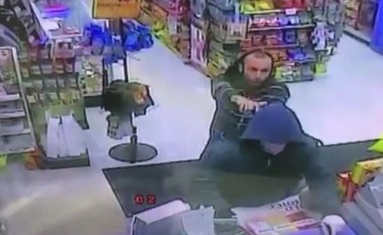 #Video Empleados someten a ladrón tras forcejeo