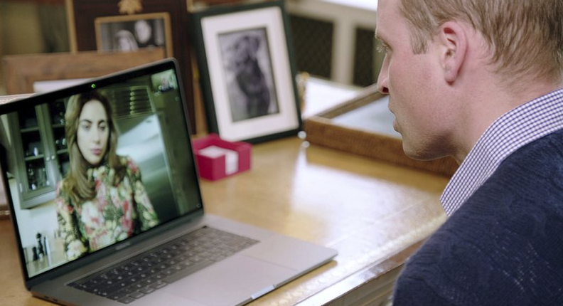 Príncipe Guillermo habla con Lady Gaga